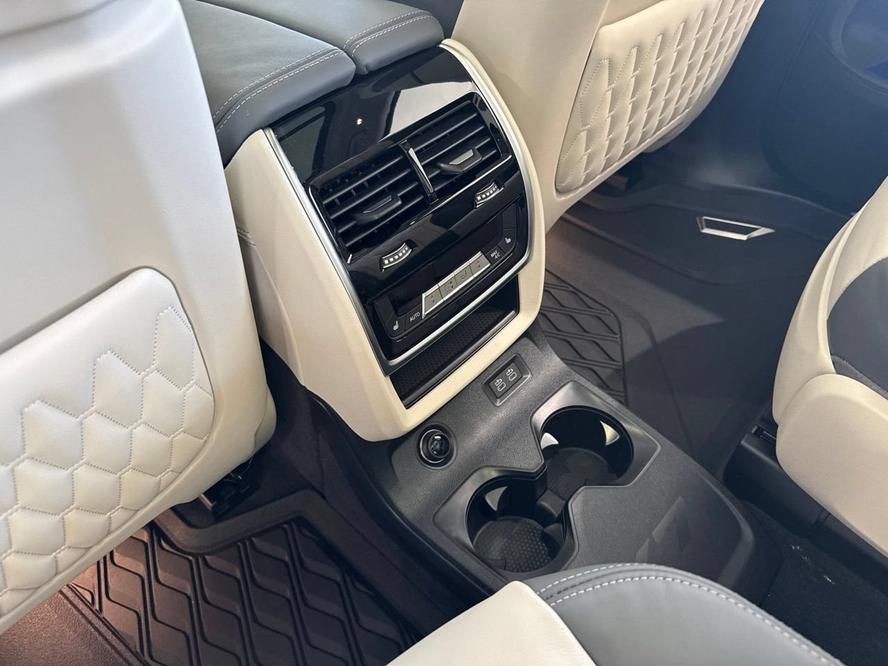 New 2027 BMW X7 M60i AWD/4WD image 49