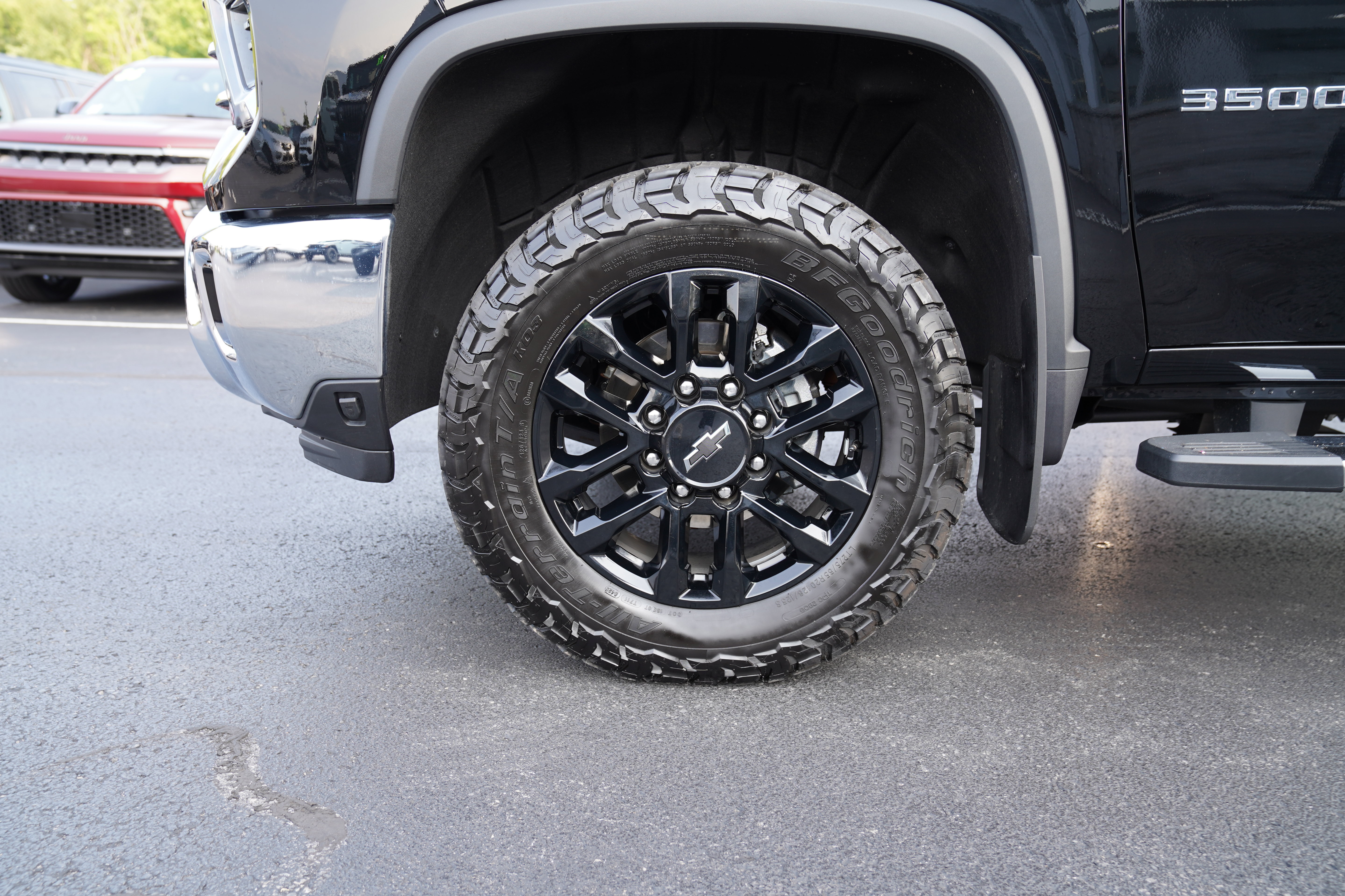 Used 2025 Chevrolet Silverado 3500 LTZ w/ LTZ Convenience Package AWD/4WD image 15