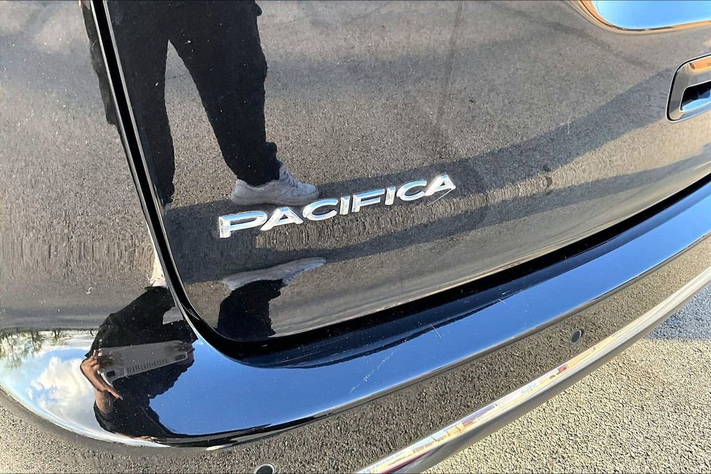 Used 2024 Chrysler Pacifica Limited image 8