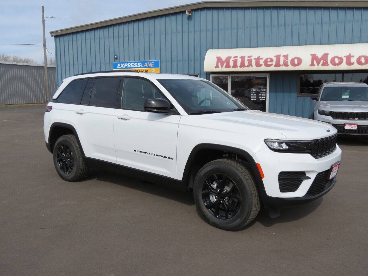 Used 2025 Jeep Grand Cherokee Altitude AWD/4WD image 2