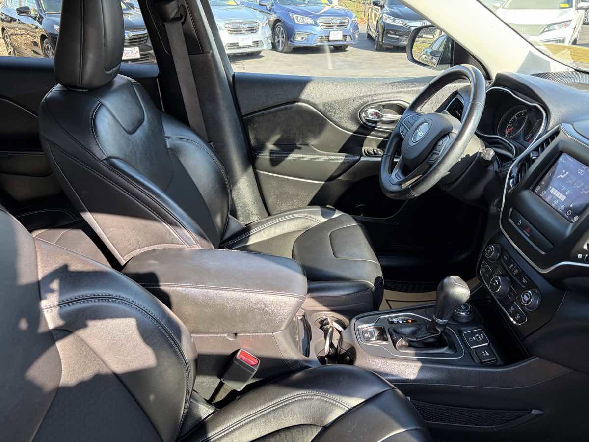 Used 2020 Jeep Cherokee Latitude Plus w/ Cold Weather Group AWD/4WD image 28