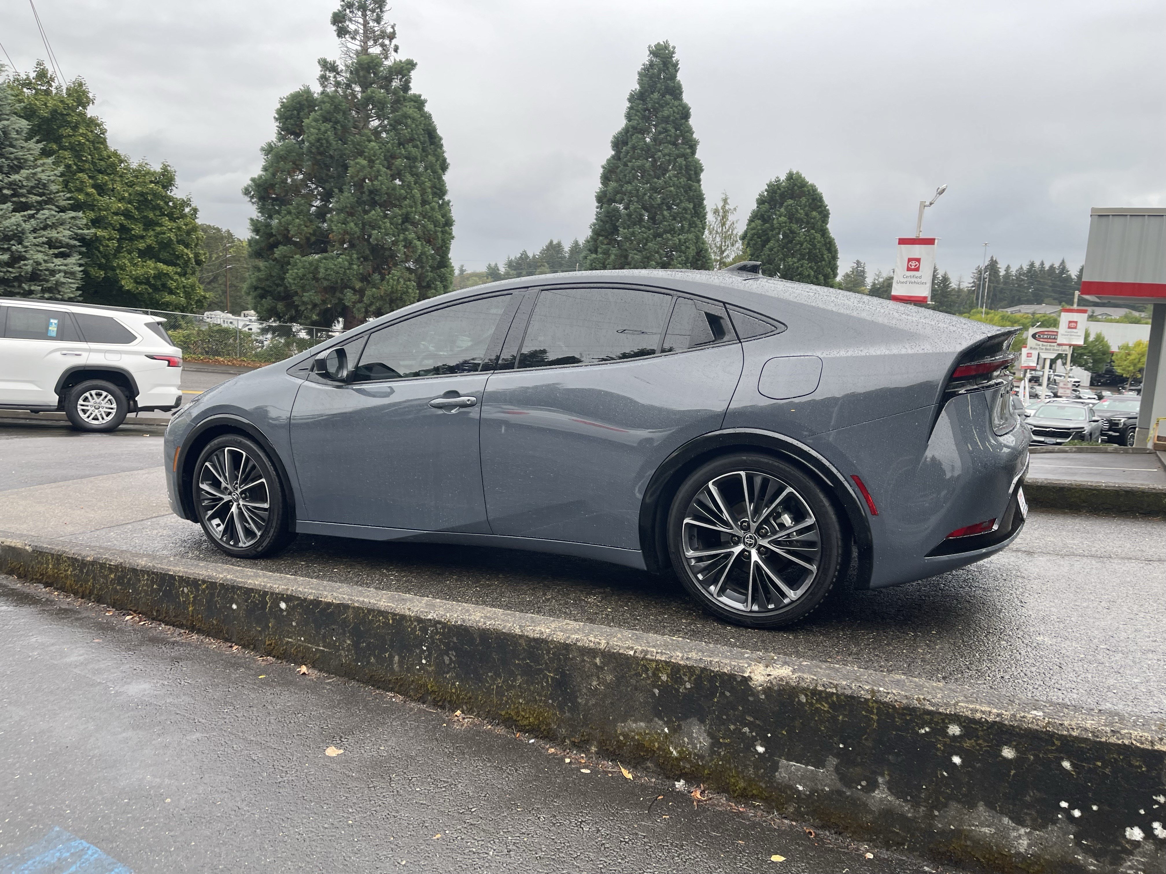 Certified 2024 Toyota Prius XLE FWD image 6