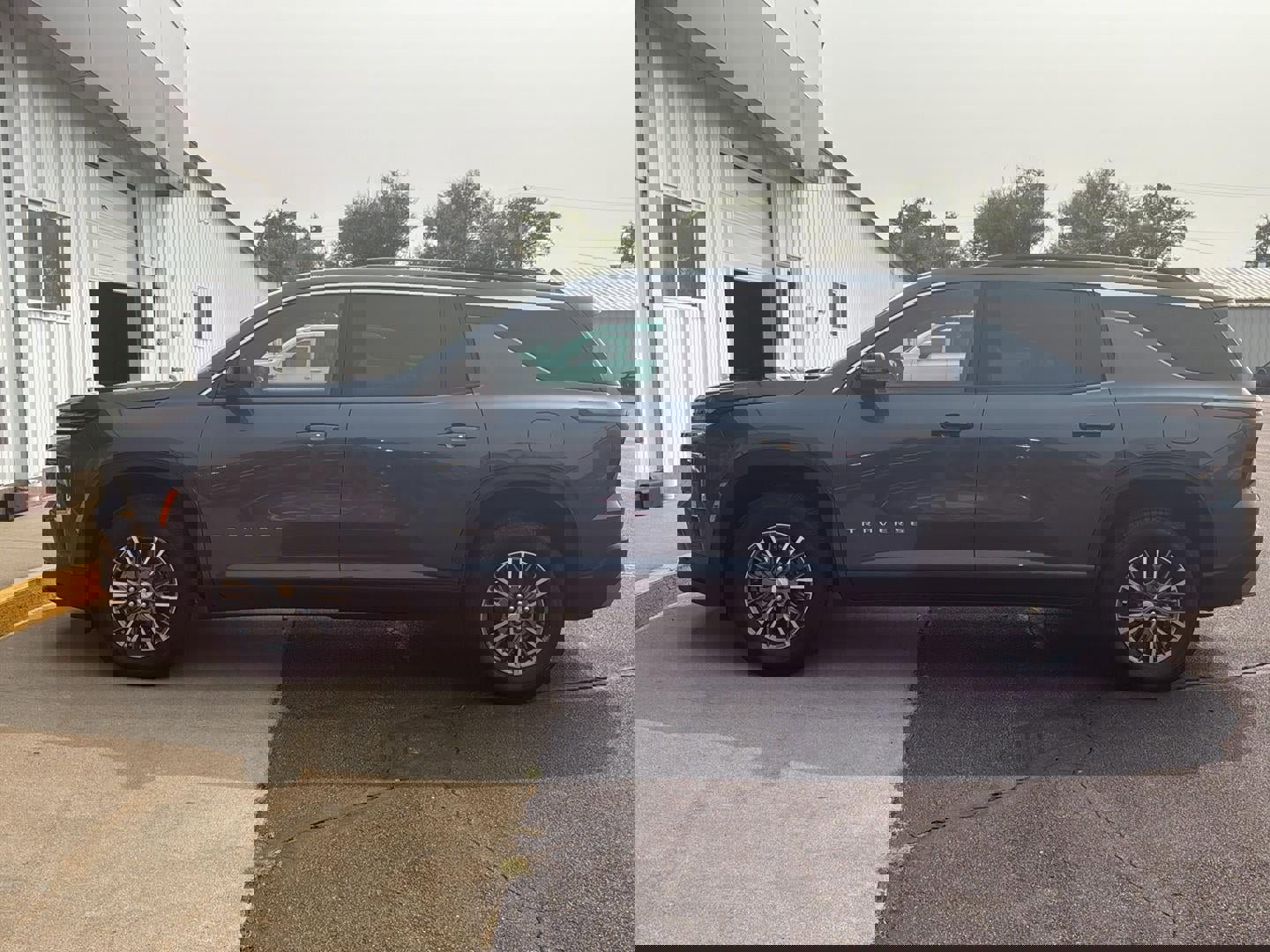 Used 2025 Chevrolet Traverse LT image 1