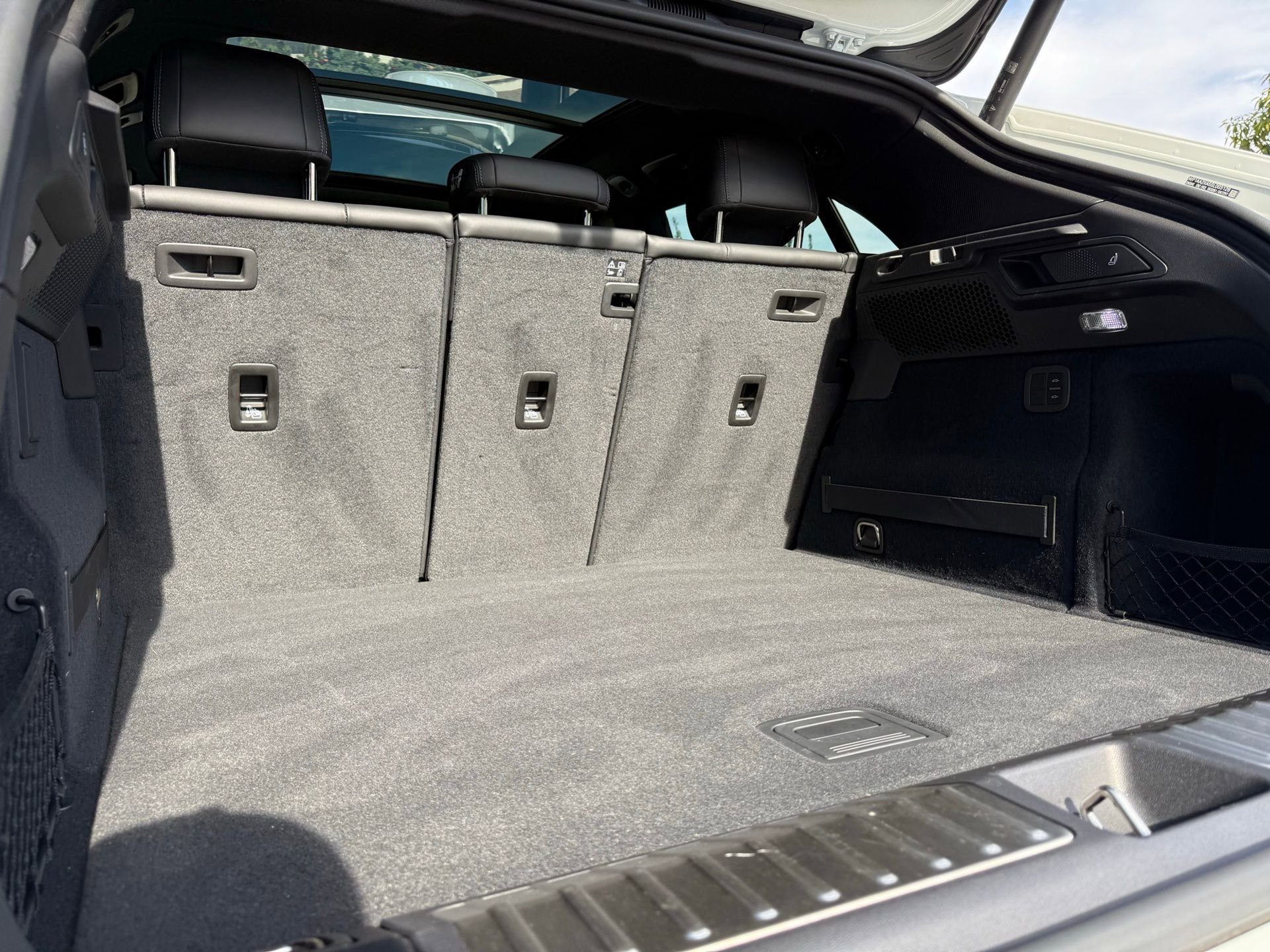 Used 2025 Porsche Macan 4 Electric image 33