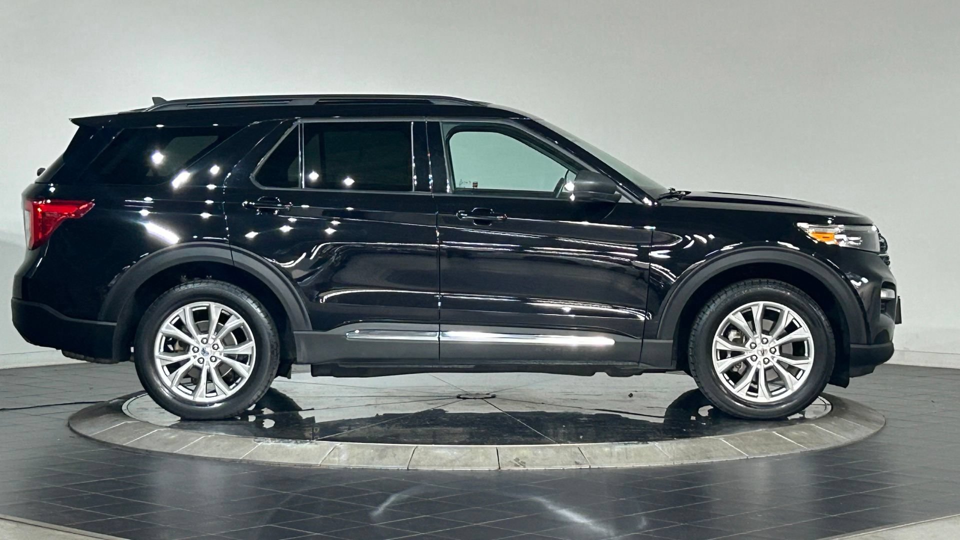 Used 2023 Ford Explorer XLT w/ Equipment Group 202A AWD/4WD image 11