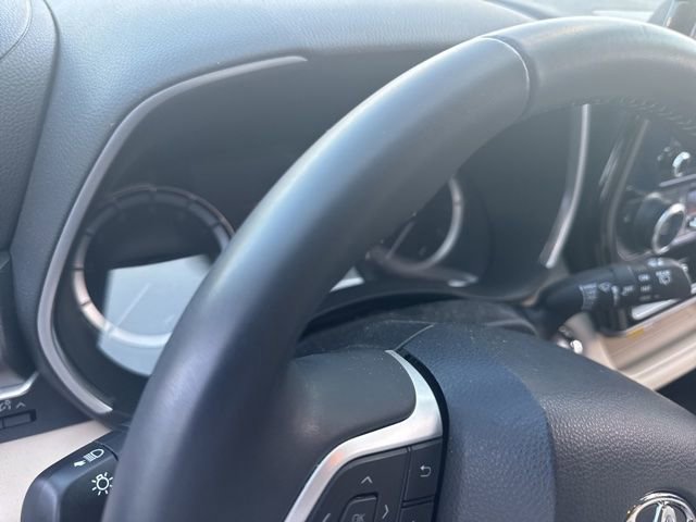 Used 2023 Toyota Highlander XLE image 4
