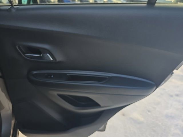 Used 2021 Chevrolet Trax LT w/ LT Convenience Package image 15