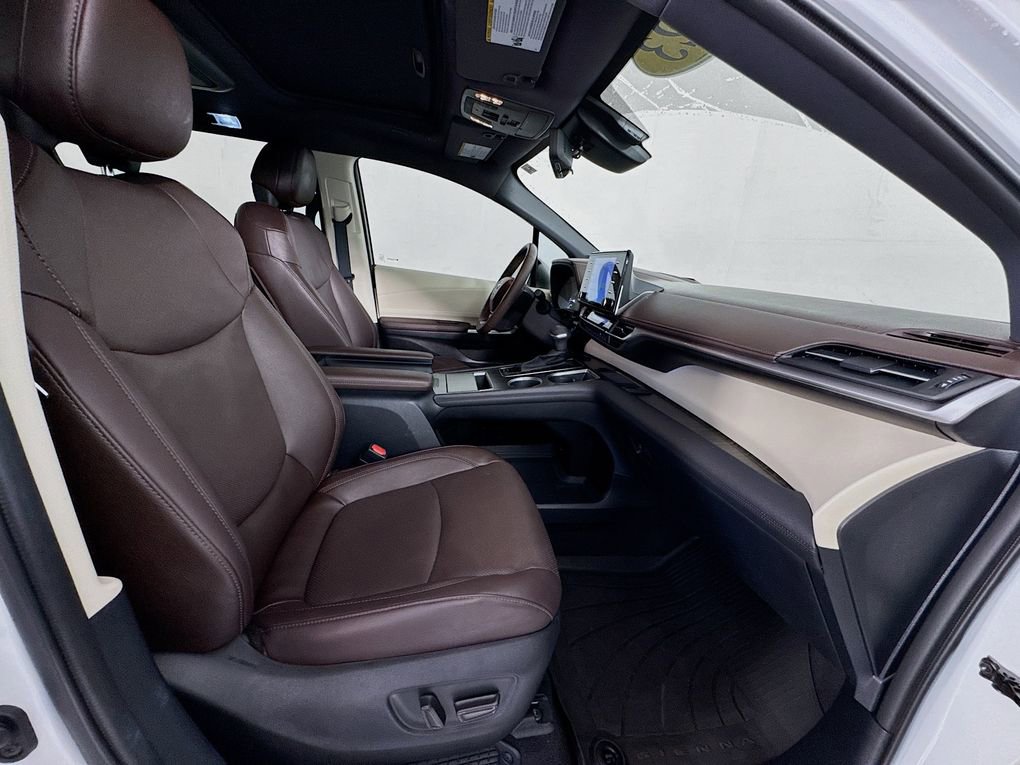 Used 2023 Toyota Sienna Platinum image 37