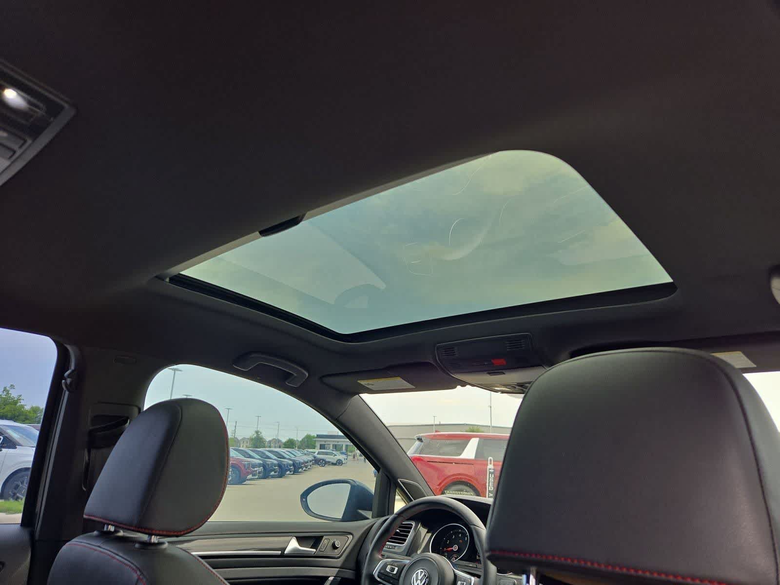 Used 2015 Volkswagen GTI SE FWD image 20