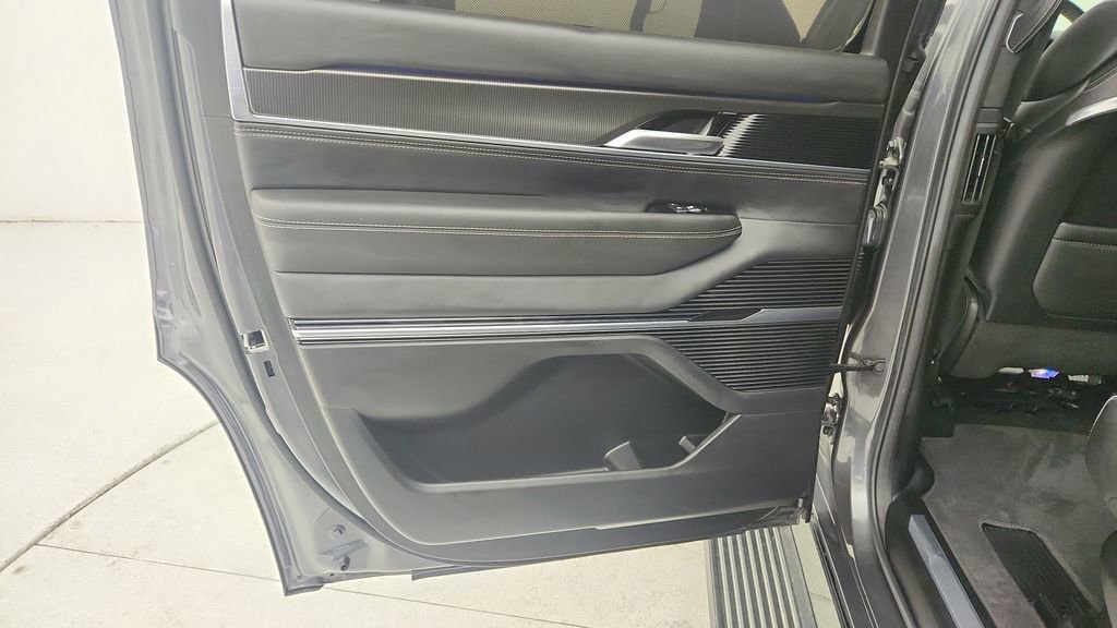 Used 2022 Jeep Grand Wagoneer Series II image 32