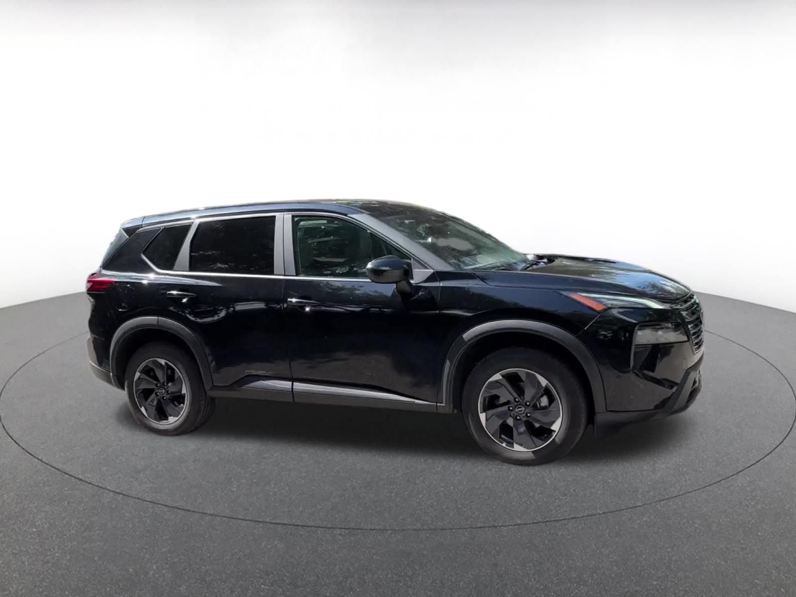 Used 2025 Nissan Rogue SV FWD image 2