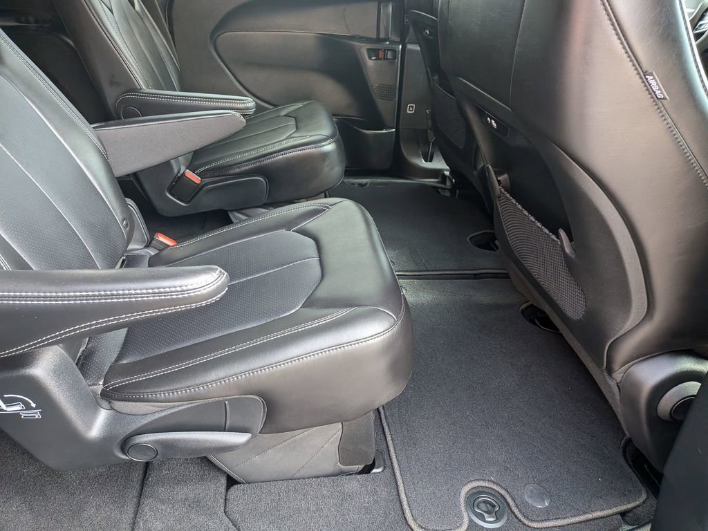 Used 2025 Chrysler Pacifica Select image 25