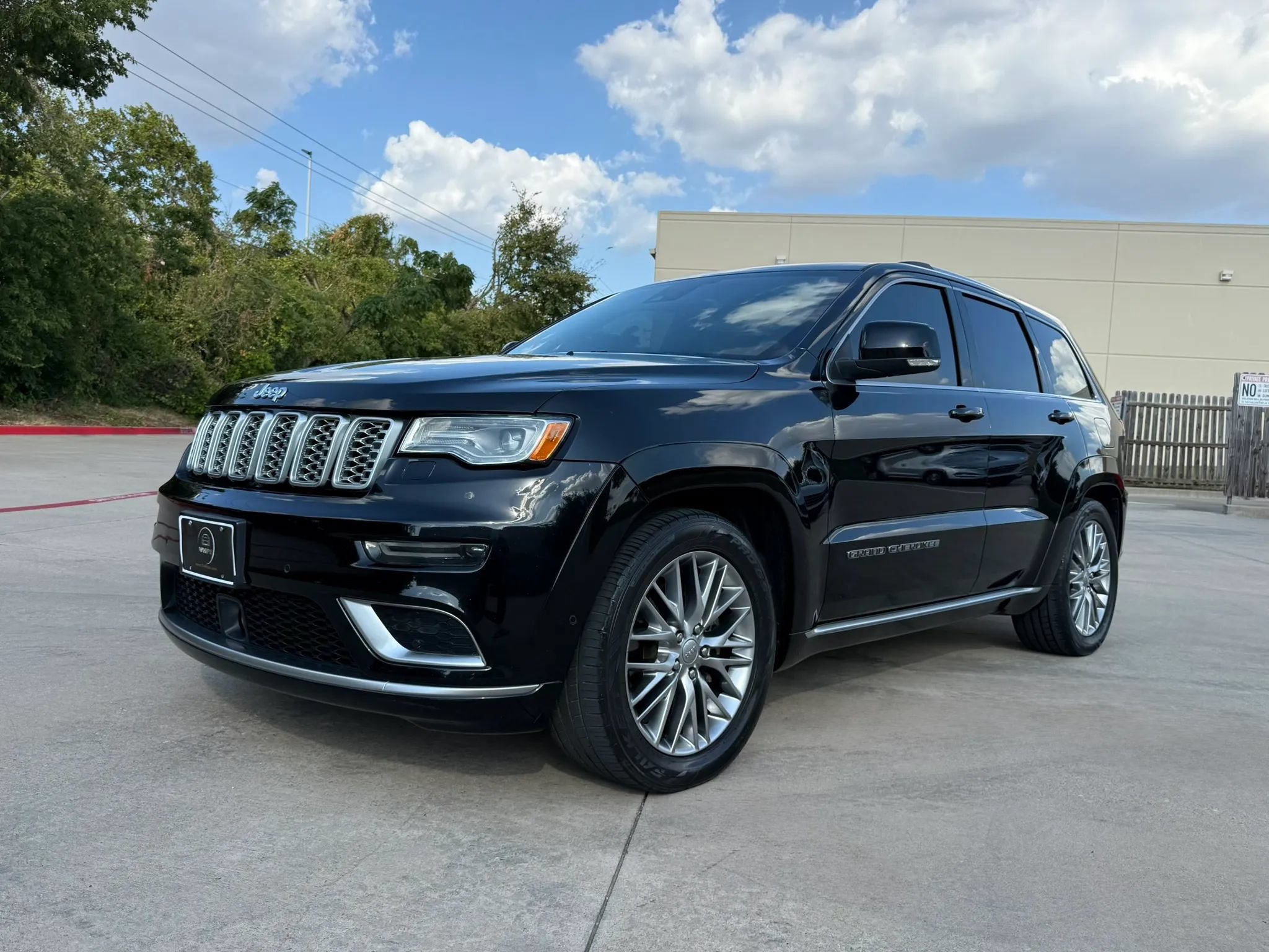 Used 2017 Jeep Grand Cherokee Summit w/ Platinum Series Group AWD/4WD image 2