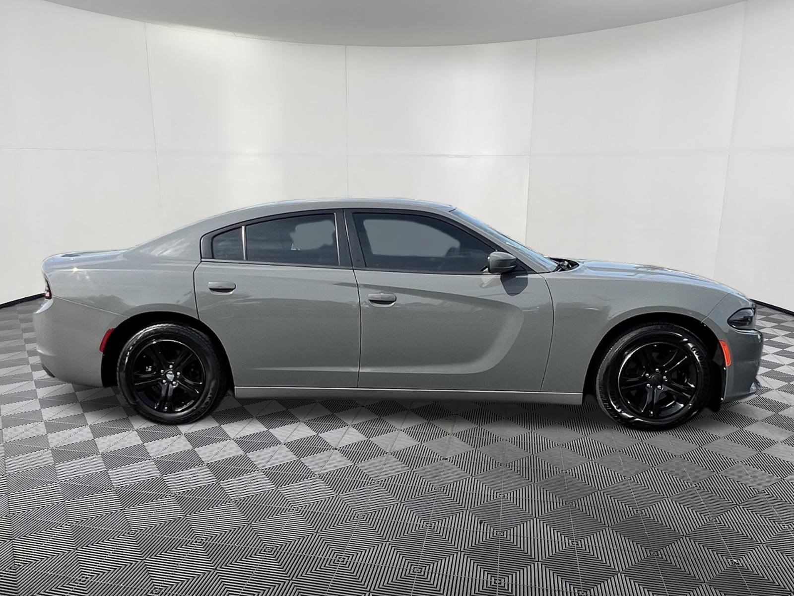 Used 2019 Dodge Charger SXT w/ Leather Interior Group RWD image 7