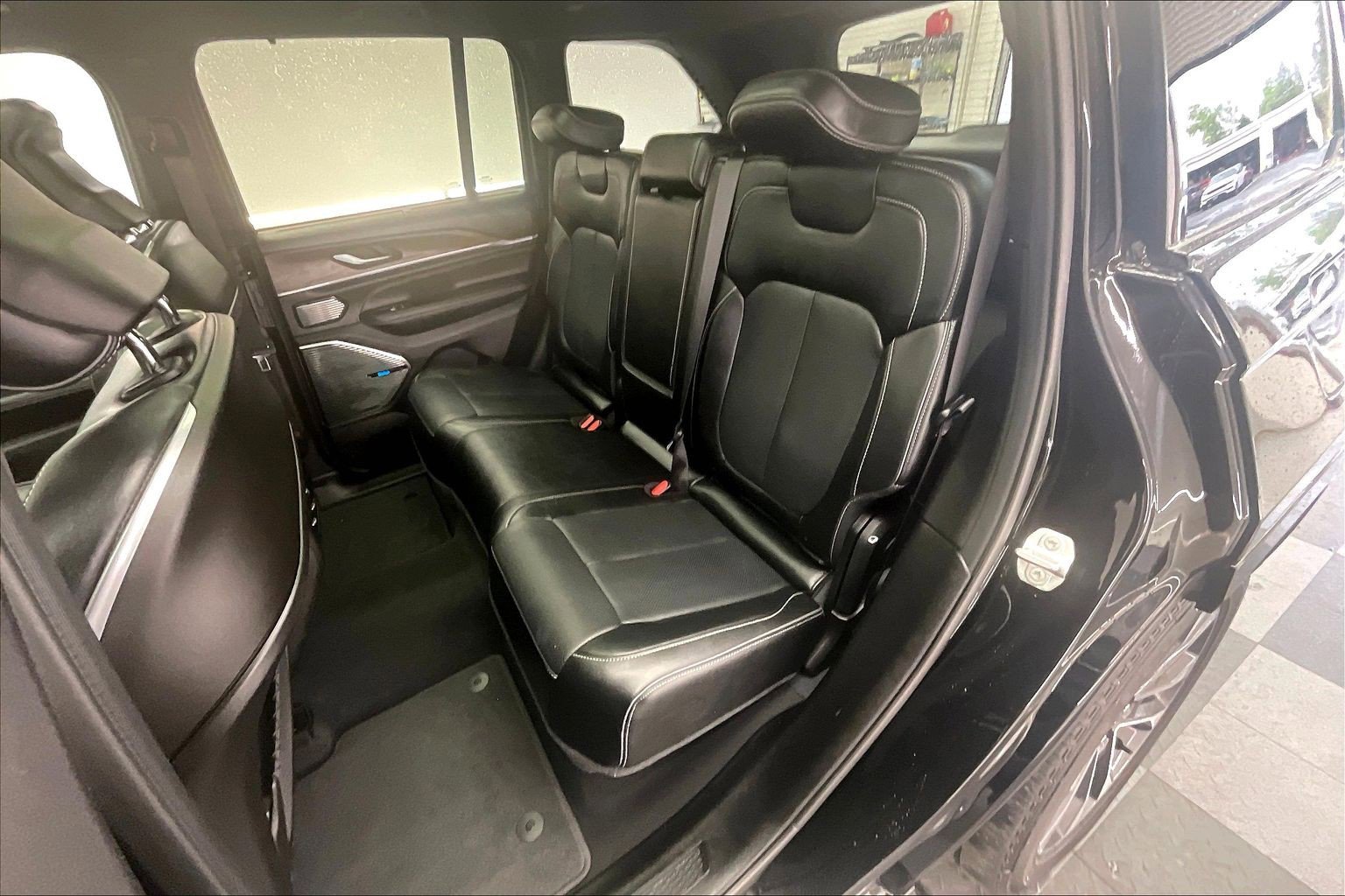 Used 2023 Jeep Grand Cherokee Overland w/ Advanced Protech Group III AWD/4WD image 19