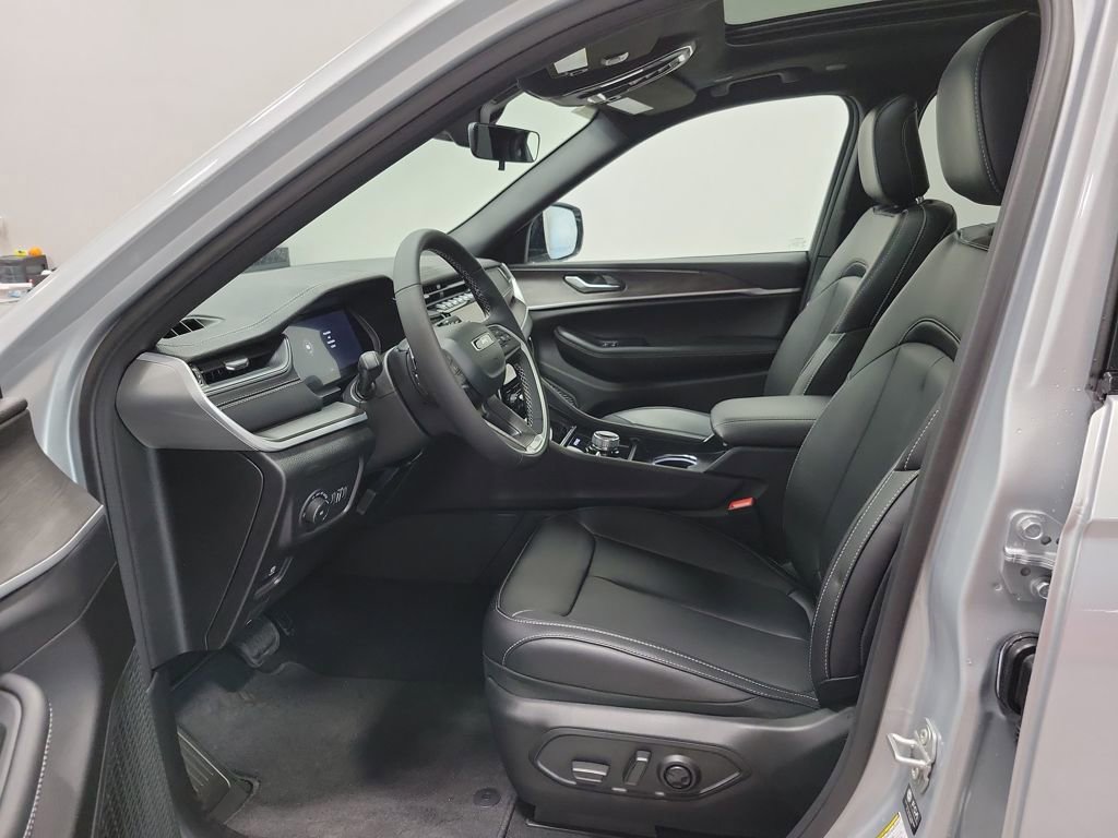 New 2025 Jeep Grand Cherokee L Limited w/ Black Appearance Package image 10