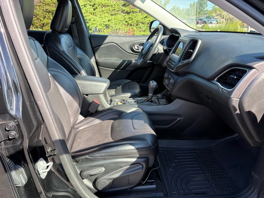 Used 2019 Jeep Cherokee Latitude Plus w/ Cold Weather Group AWD/4WD image 18