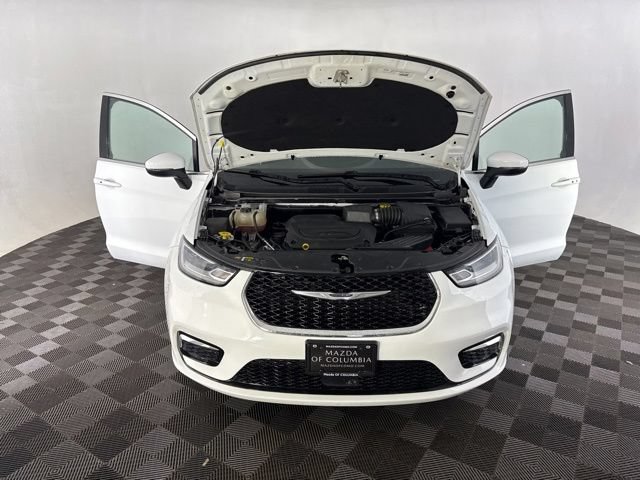 Used 2023 Chrysler Pacifica Touring-L FWD image 11