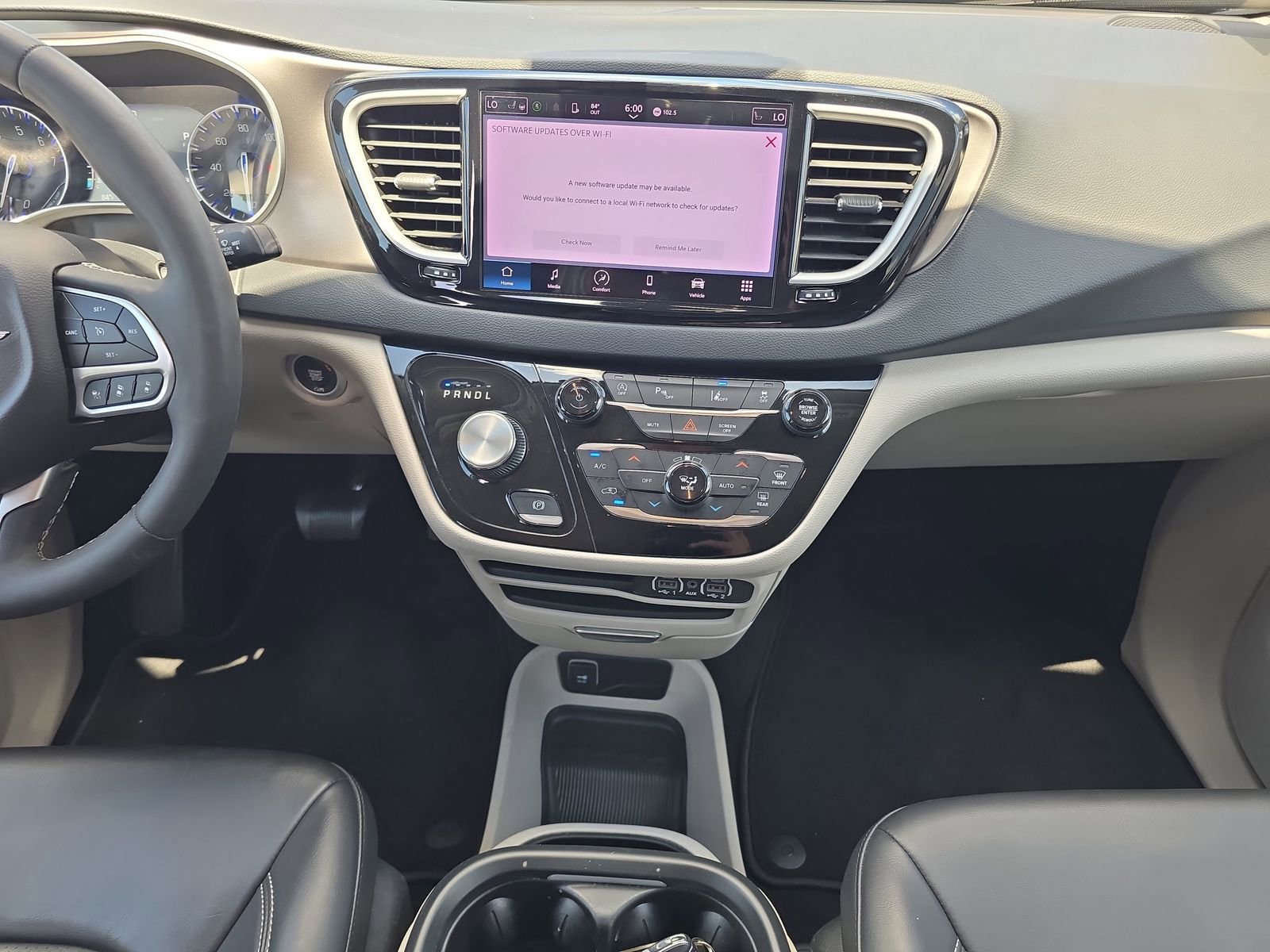 Used 2023 Chrysler Pacifica Touring-L FWD image 11