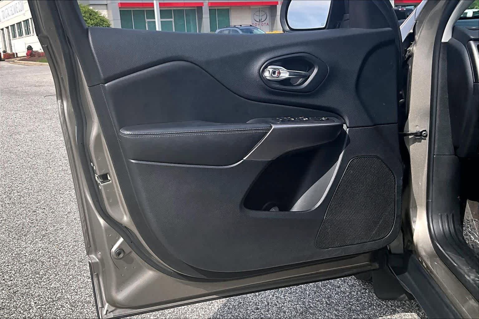 Used 2019 Jeep Cherokee Latitude Plus w/ Comfort/Convenience Group FWD image 21
