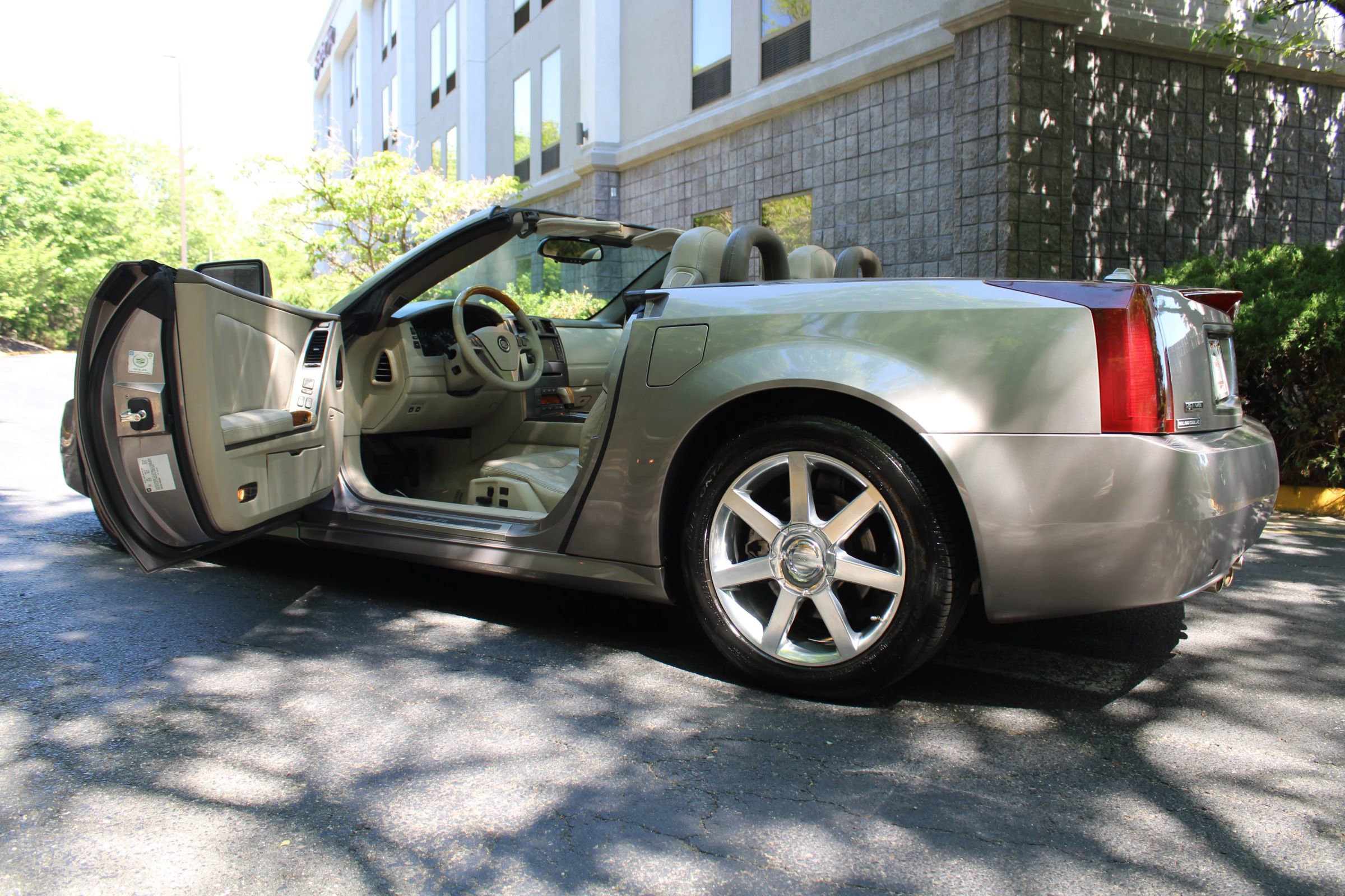 Used 2005 Cadillac XLR RWD image 20