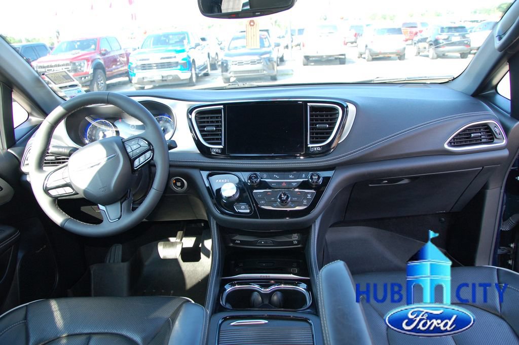Used 2023 Chrysler Pacifica Limited w/ Uconnect Theater Family Group AWD/4WD image 16