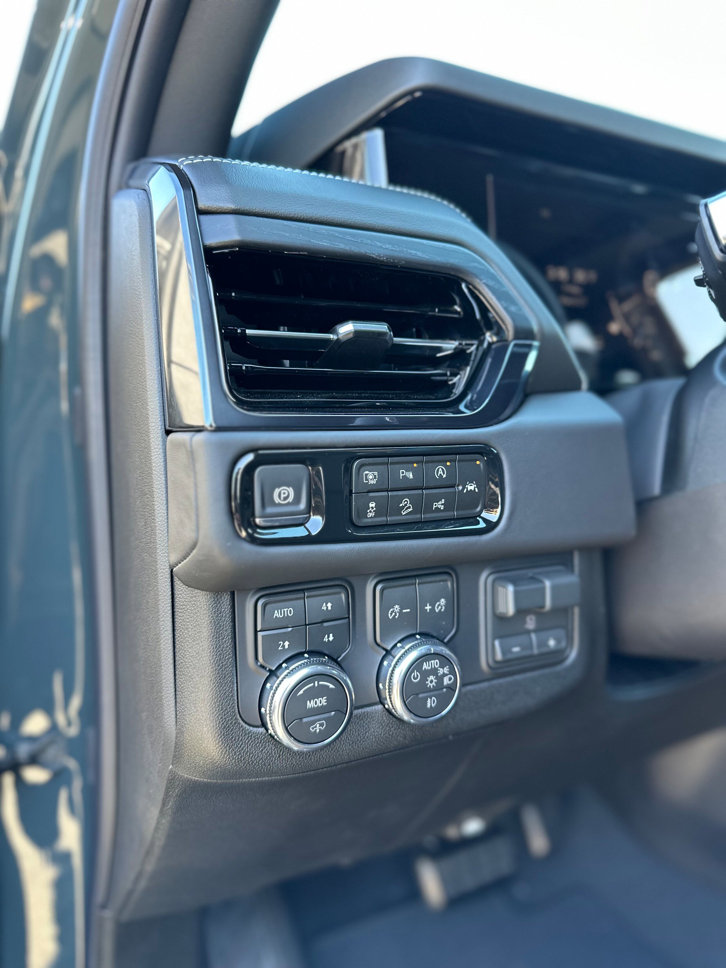 New 2026 GMC Yukon XL AT4 Ultimate AWD/4WD image 11