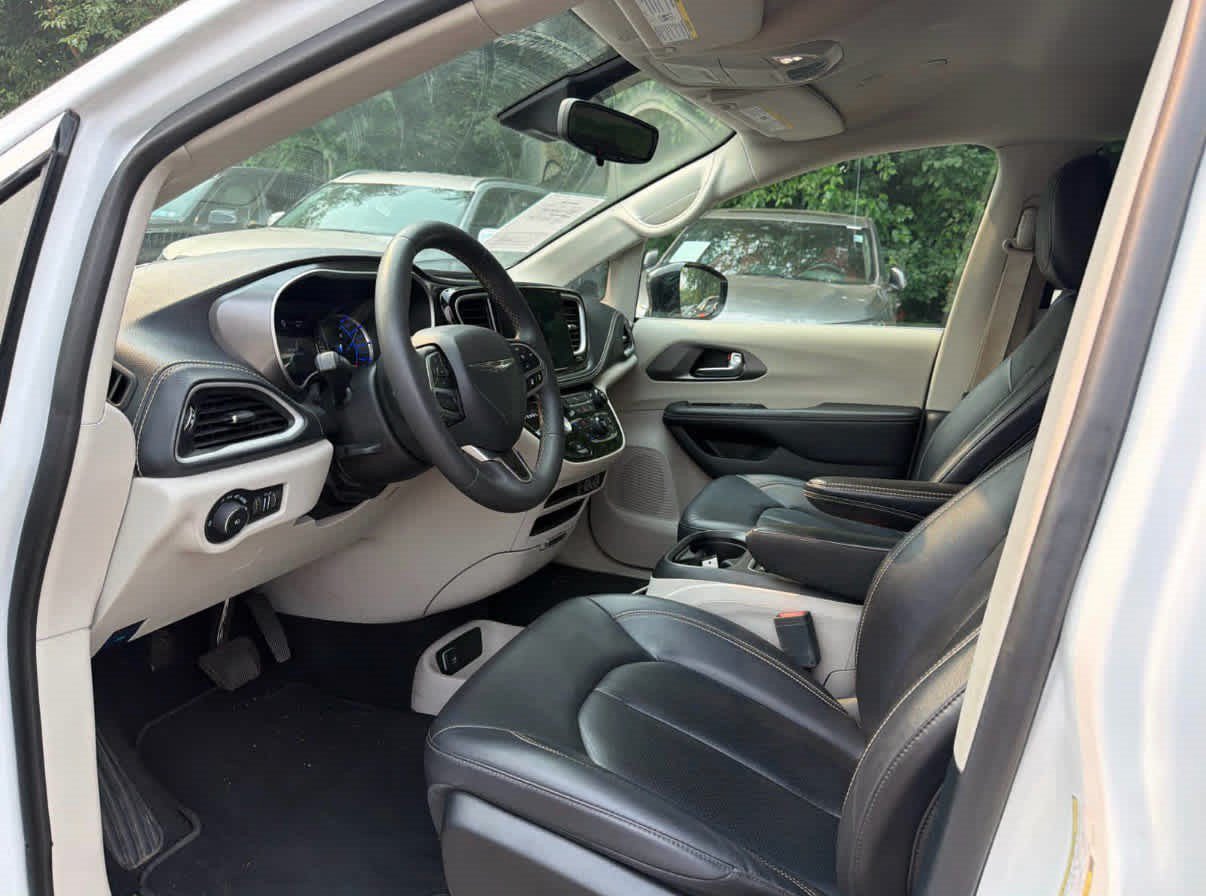 Used 2024 Chrysler Pacifica Limited FWD image 5