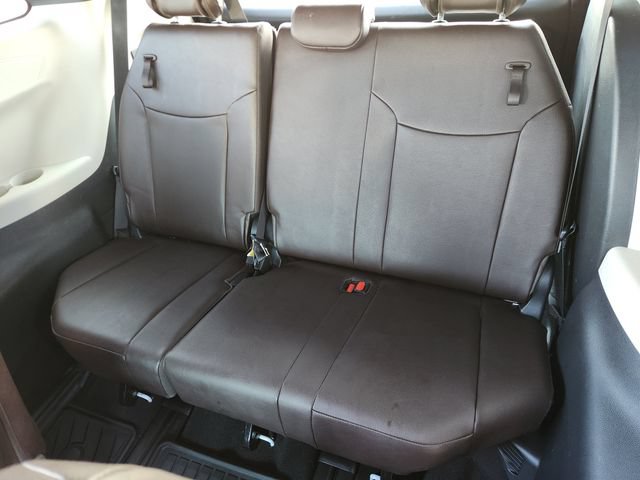 Certified 2021 Toyota Sienna Platinum FWD image 31