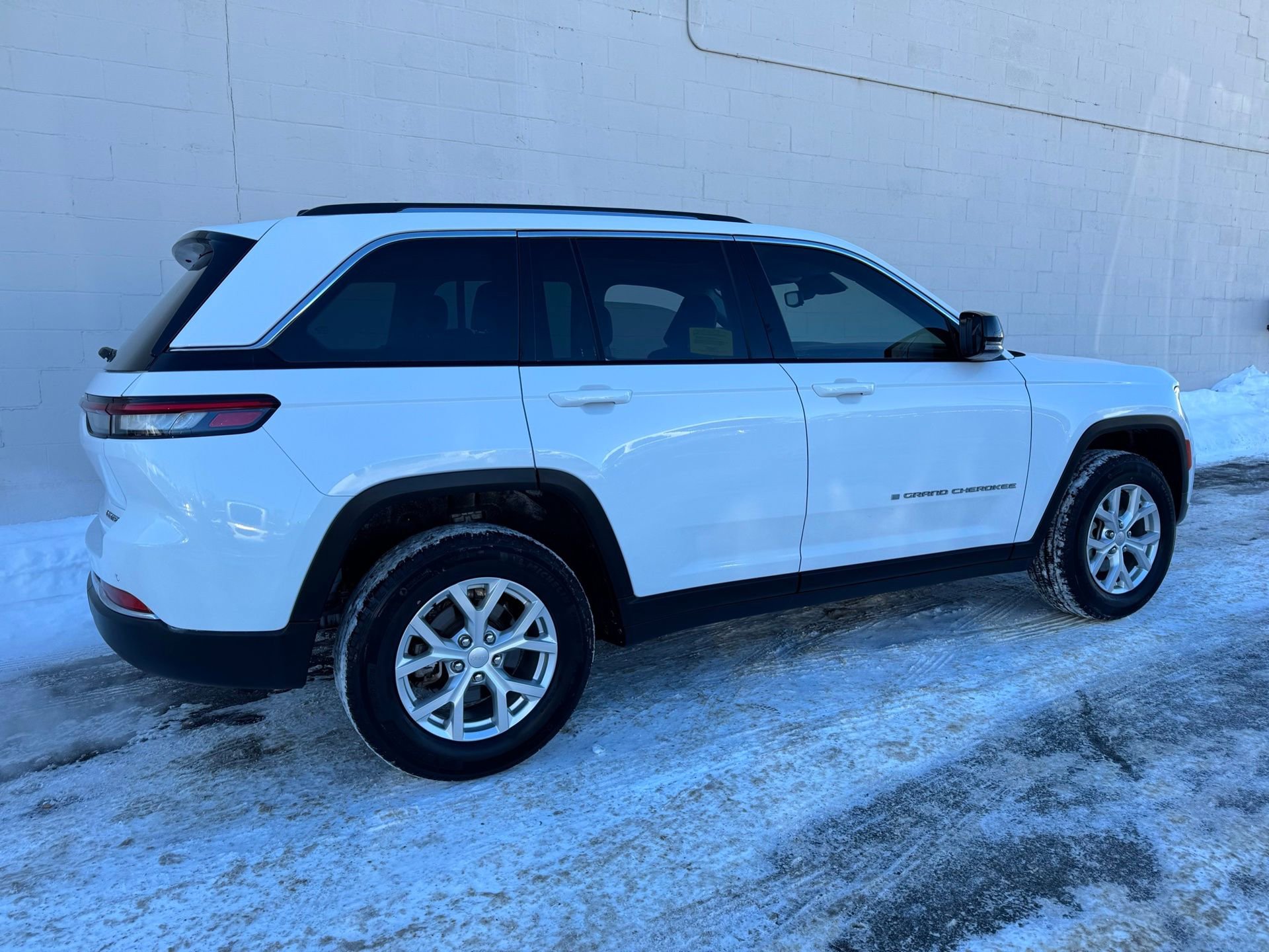 Used 2023 Jeep Grand Cherokee Limited image 8