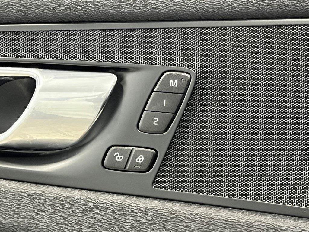 Used 2022 Volvo XC60 B5 Momentum image 37