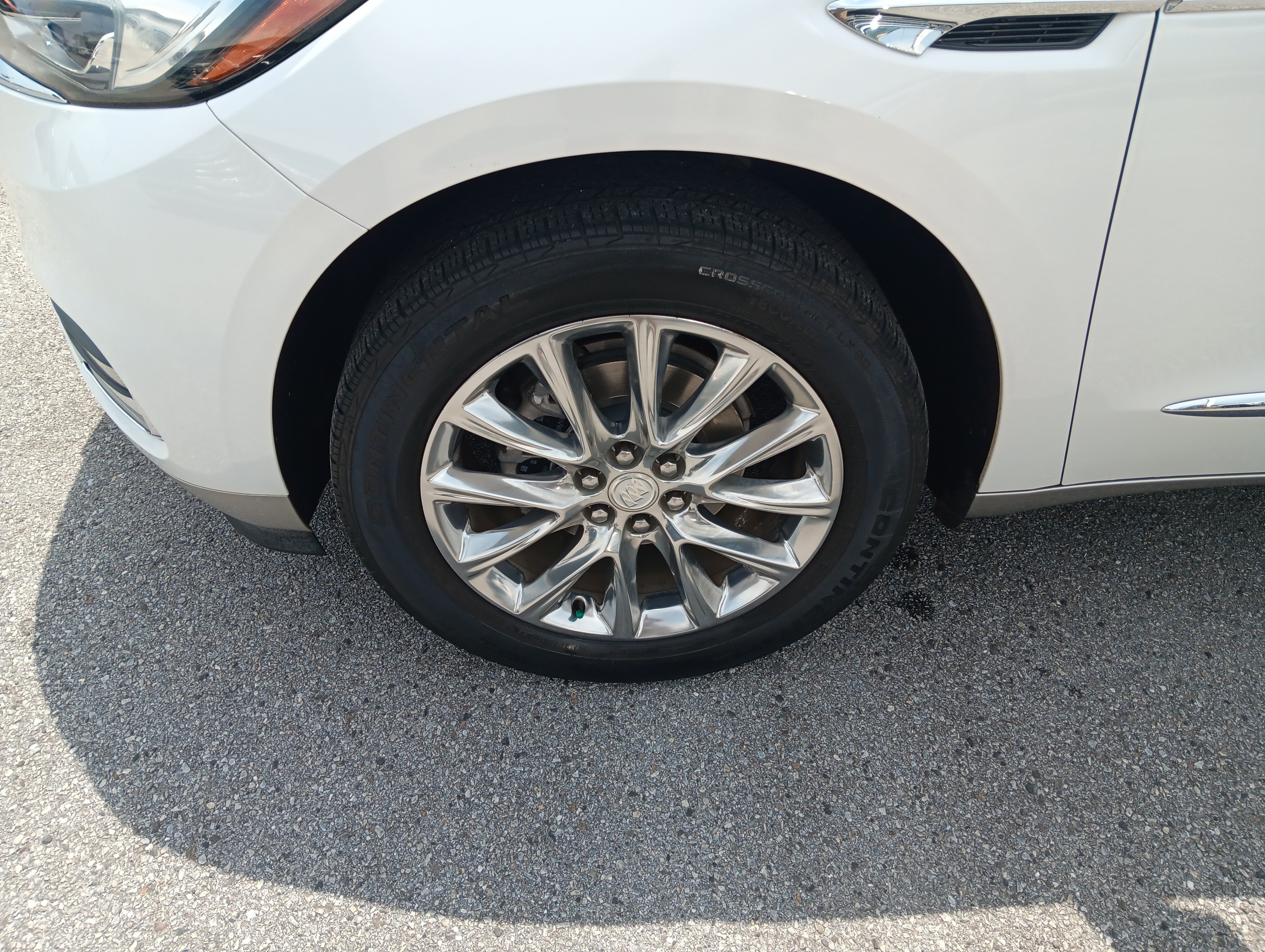 Used 2020 Buick Enclave Essence w/ Sound and Sites Package FWD image 2
