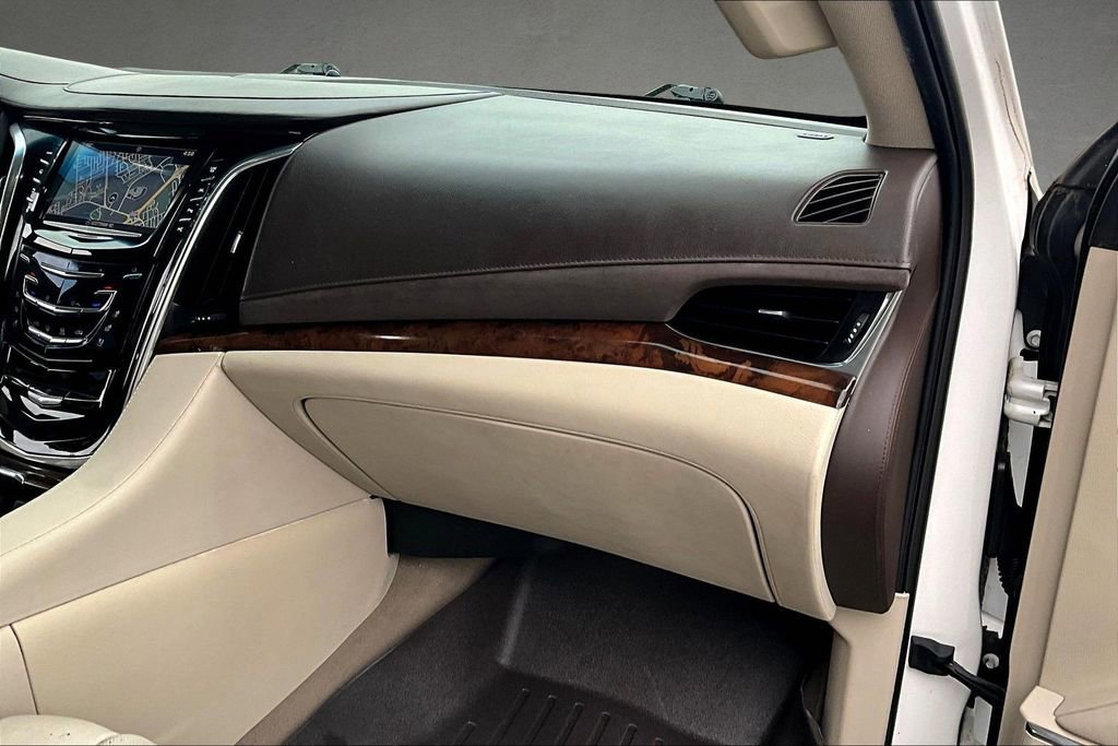 Used 2017 Cadillac Escalade ESV Luxury image 32
