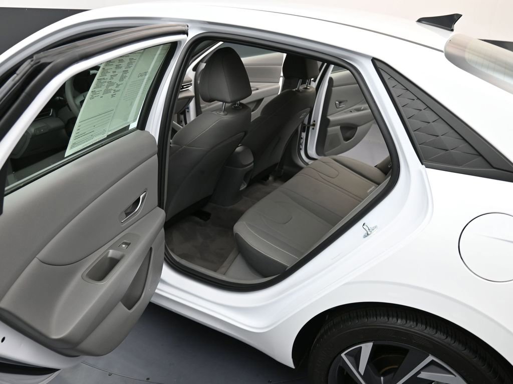 Used 2025 Hyundai Elantra Sport image 11