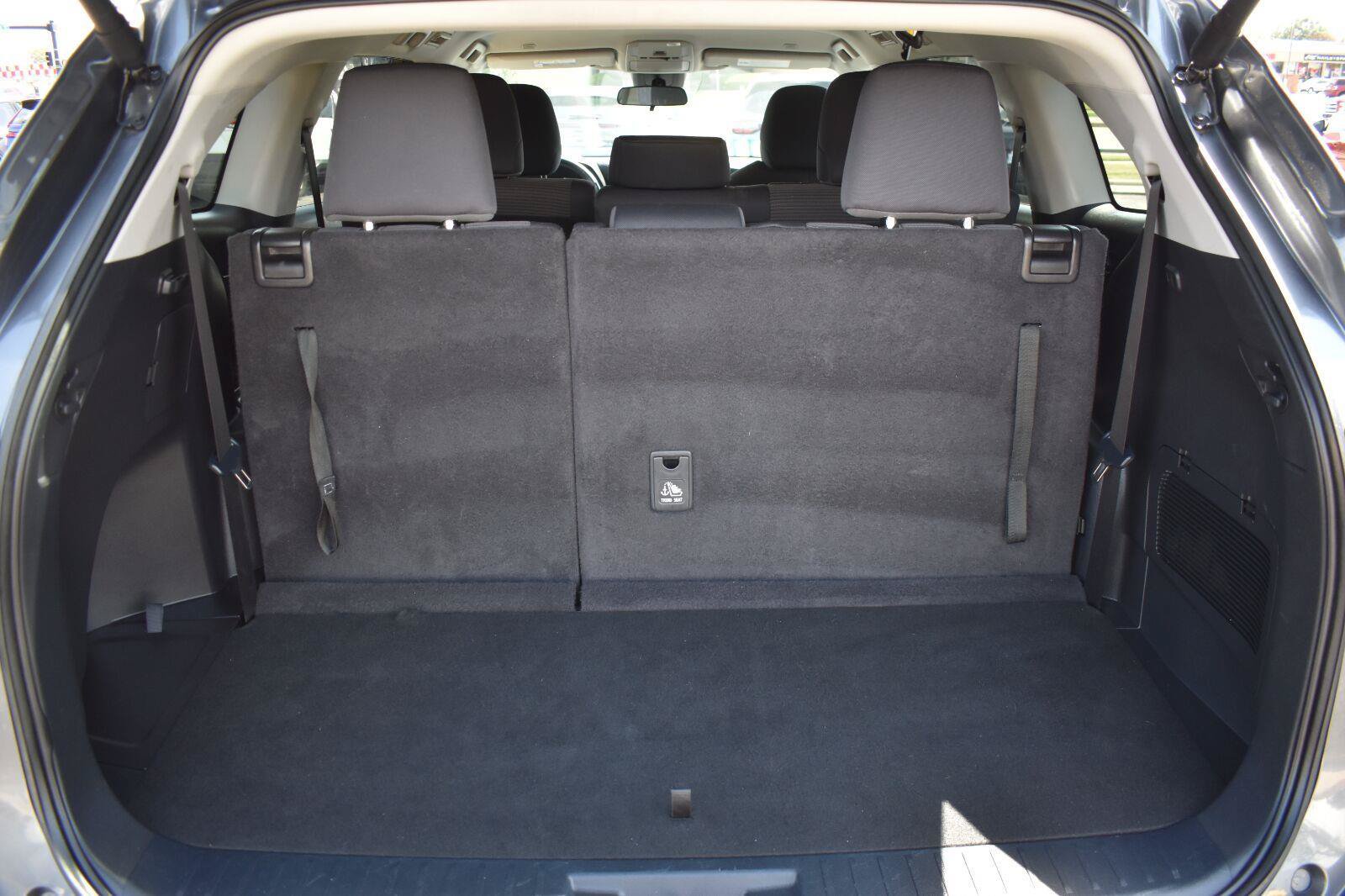 Used 2024 Toyota Highlander LE AWD/4WD image 16