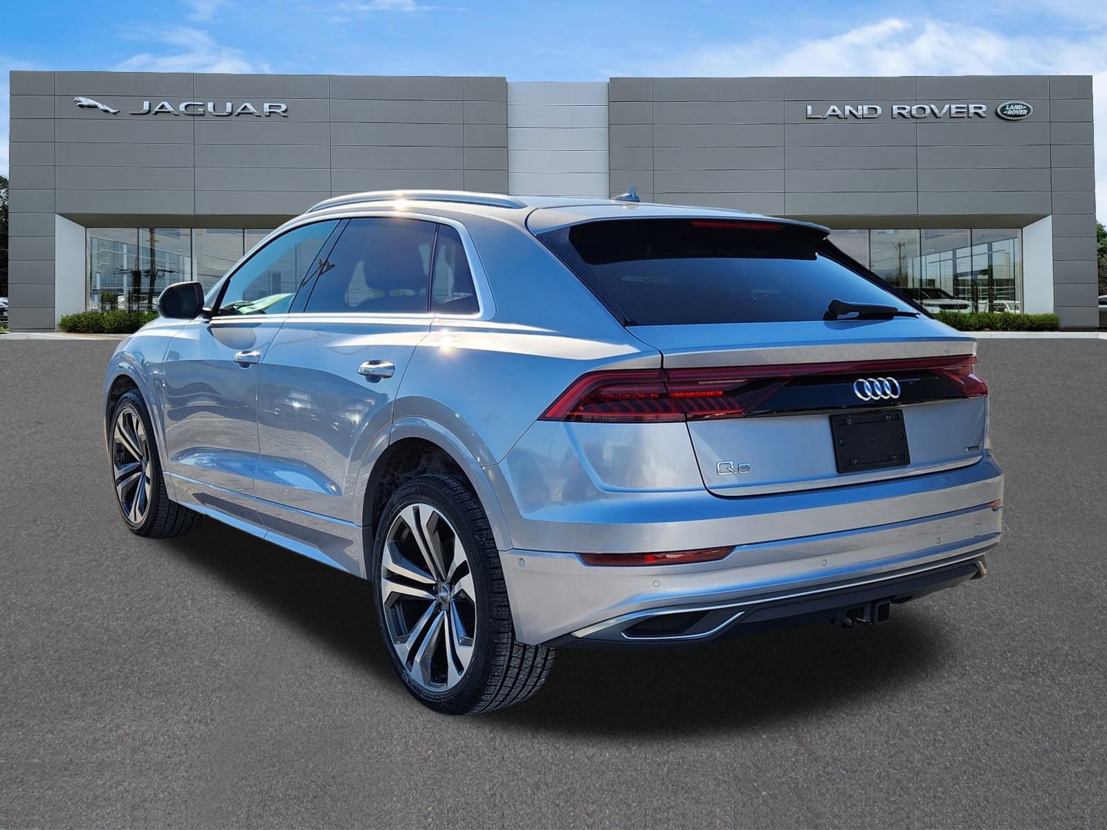 Used 2019 Audi Q8 Prestige w/ Luxury Package image 3