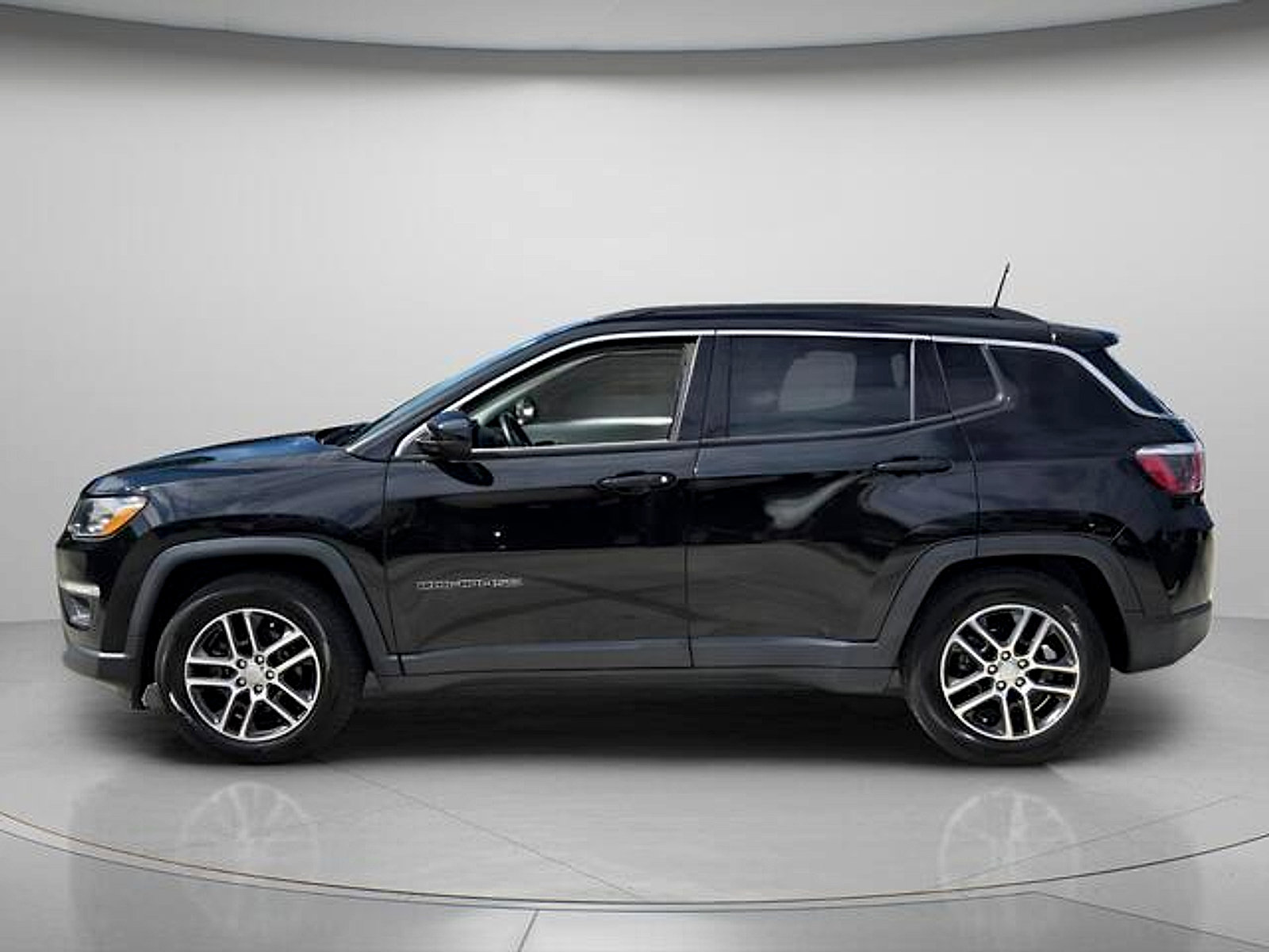 Used 2019 Jeep Compass Latitude FWD image 3