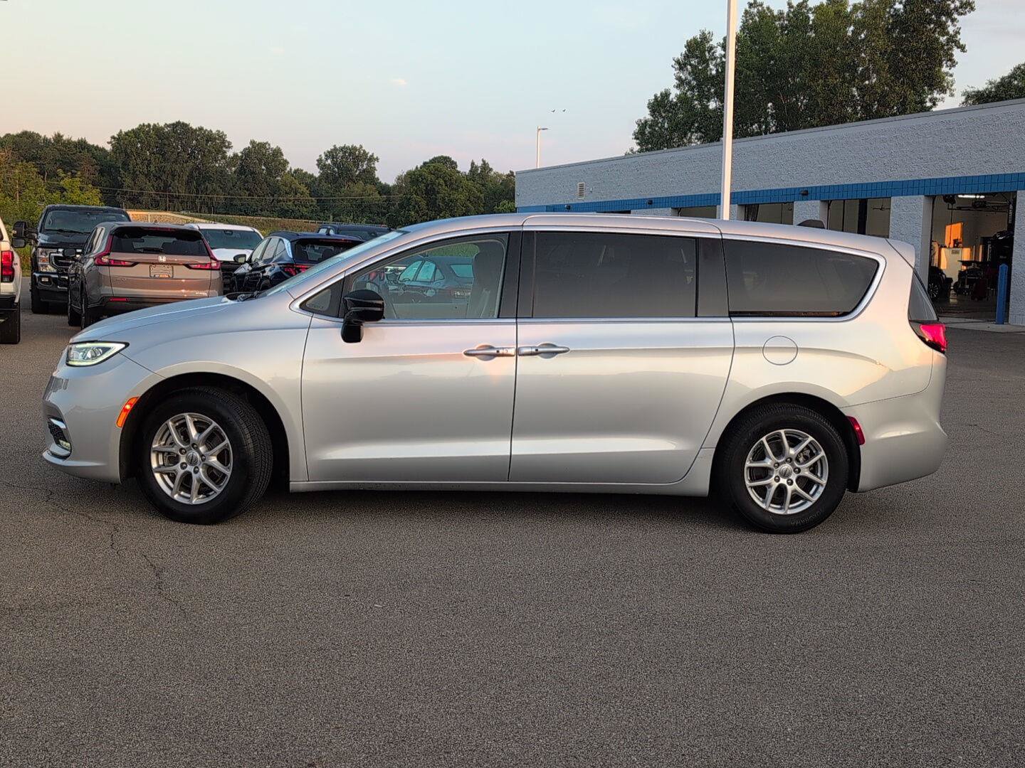 Used 2024 Chrysler Pacifica Touring-L FWD image 2