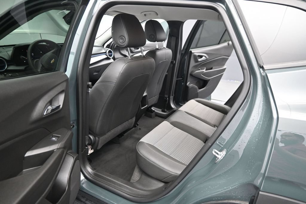 Used 2025 Chevrolet Trax LT FWD image 11