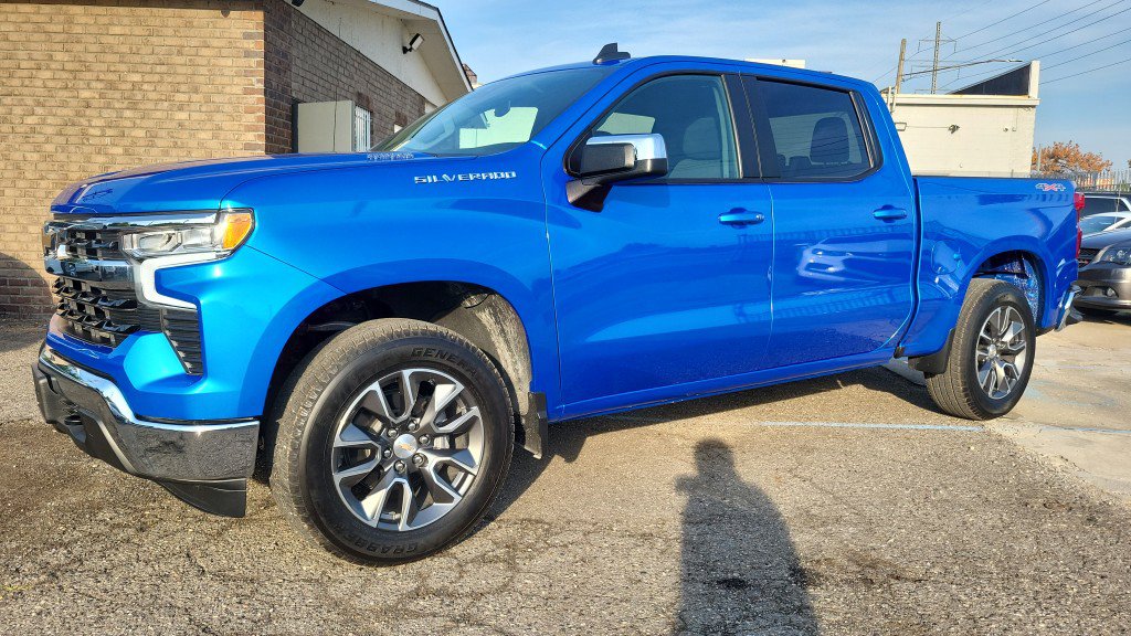 Used 2025 Chevrolet Silverado 1500 LT AWD/4WD image 1