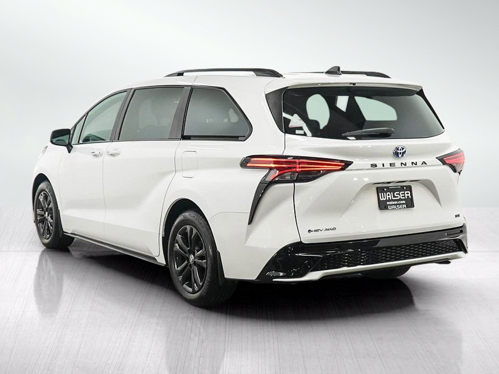 Used 2025 Toyota Sienna XSE AWD/4WD image 3