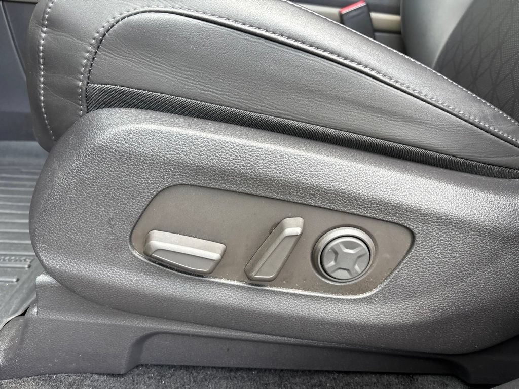 Used 2025 Kia Carnival FWD image 22