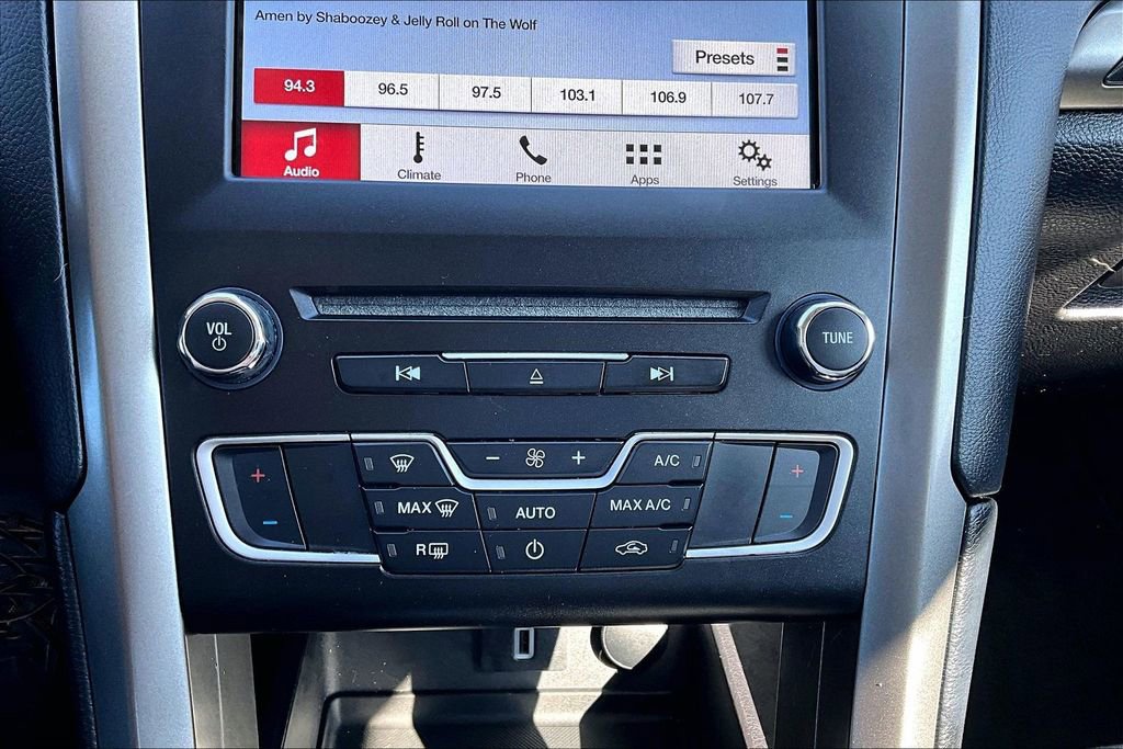 Used 2017 Ford Fusion SE w/ Equipment Group 201A image 32