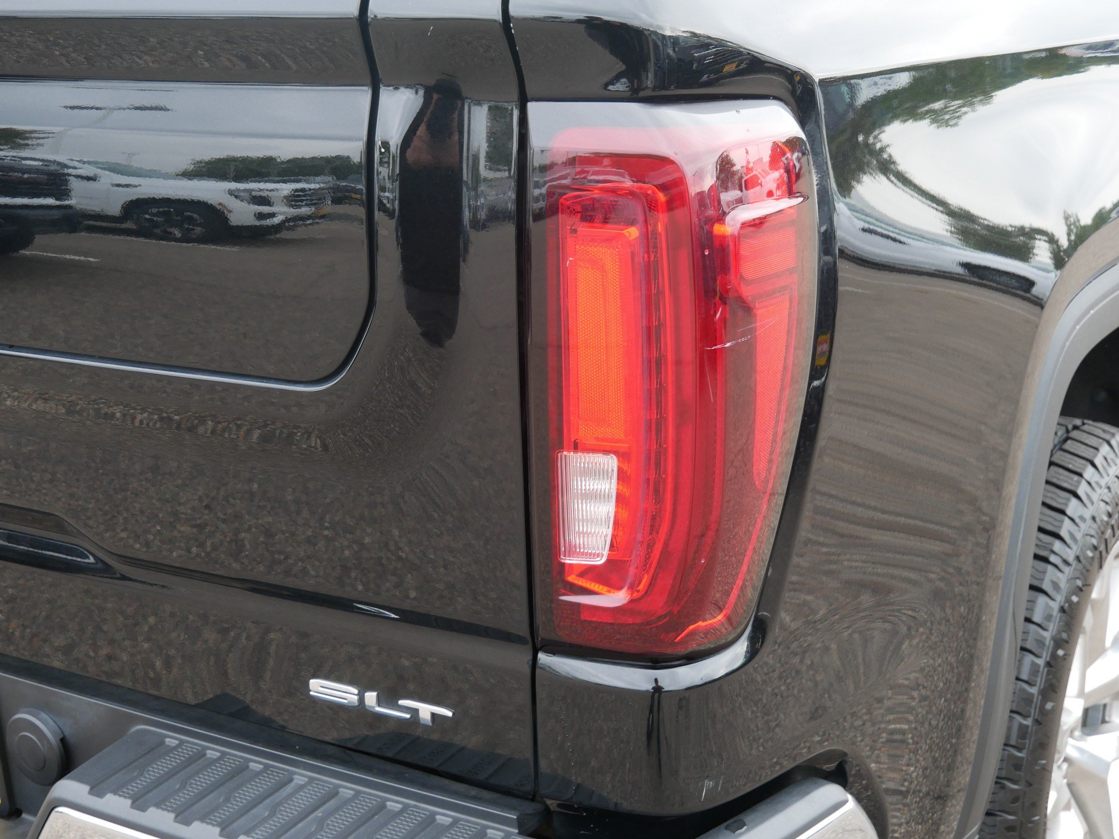 Used 2021 GMC Sierra 1500 SLT w/ SLT Premium Plus Package AWD/4WD image 17