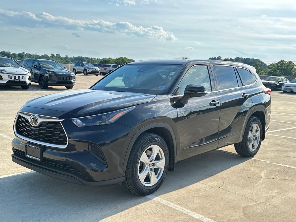 Used 2022 Toyota Highlander L AWD/4WD image 2