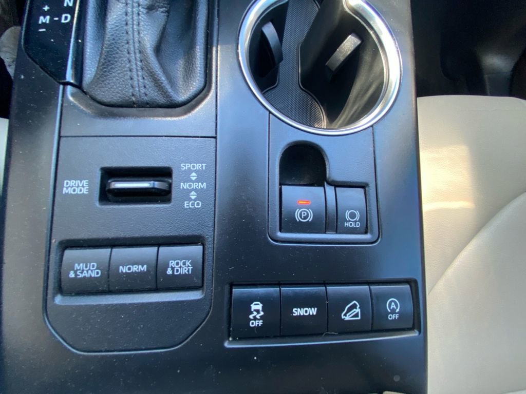 Used 2022 Toyota Highlander XLE AWD/4WD image 17