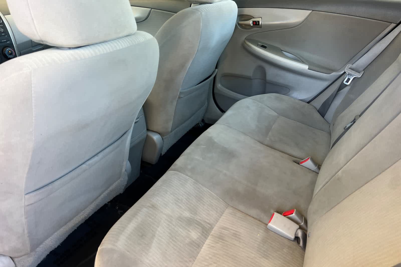 Used 2010 Toyota Corolla LE FWD image 4
