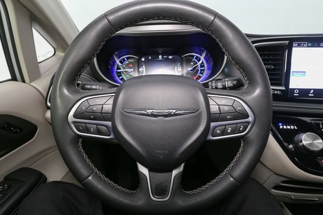 Used 2023 Chrysler Pacifica Touring-L FWD image 31