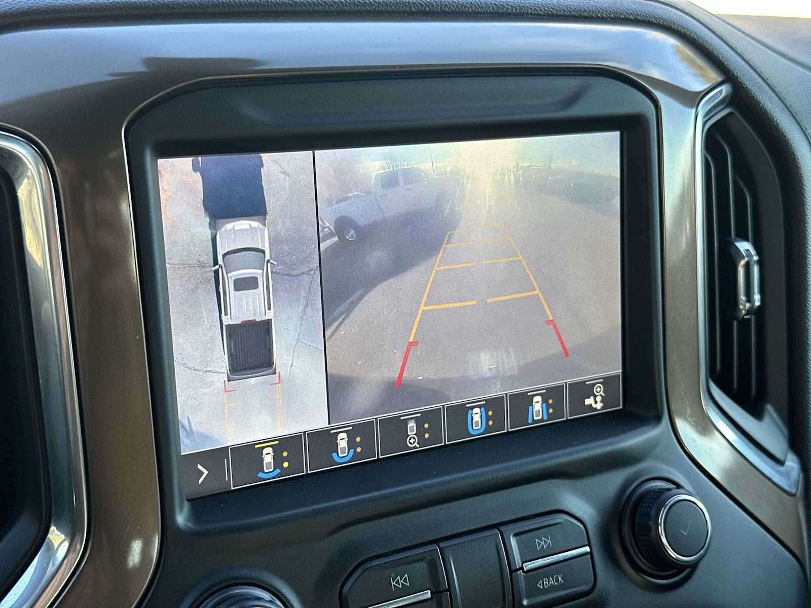 Used 2019 Chevrolet Silverado 1500 High Country w/ Technology Package AWD/4WD image 23