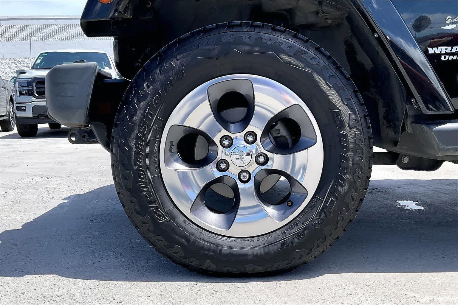 Used 2017 Jeep Wrangler Unlimited Sahara w/ Connectivity Group AWD/4WD image 8